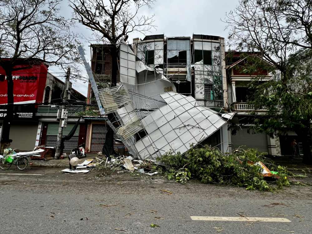 Many houses and buildings were damaged. Photo: Mai Dung