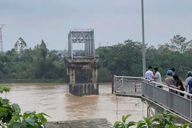Sập cầu Phong Châu ở Phú Thọ