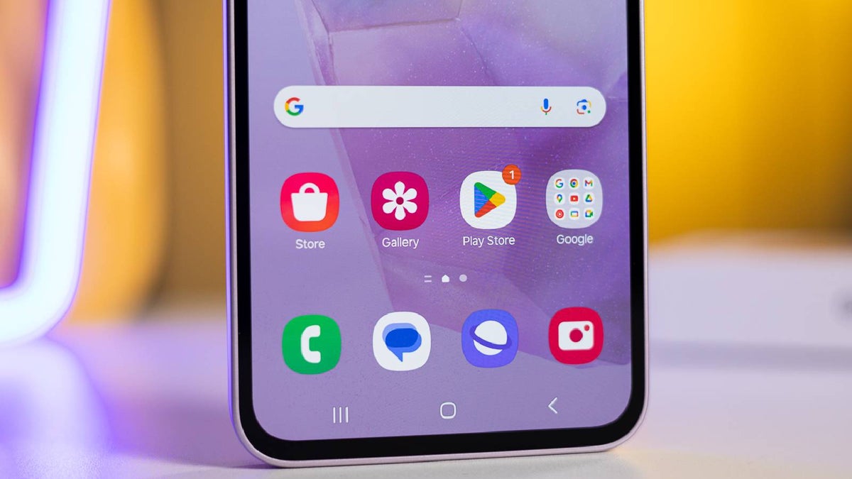 Người dùng Android chỉ nên tải xuống ứng dụng từ Google Play. Ảnh: PhoneArena