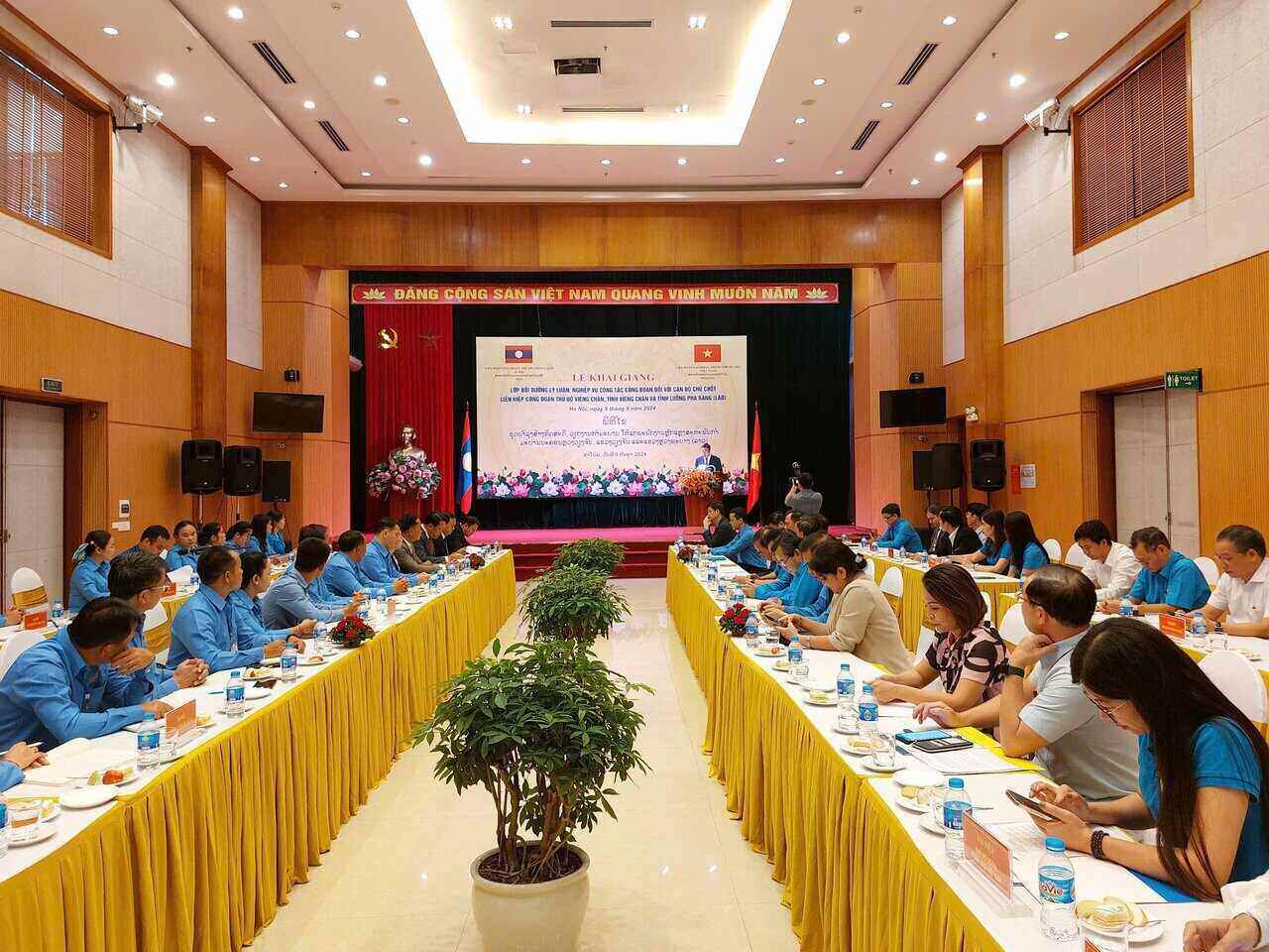 Lễ khai giảng lớp Đào tạo lý luận nghiệp vụ công tác Công đoàn cho cán bộ Lào do LĐLĐ Thành phố Hà Nội tổ chức diễn ra sáng 9.9. Ảnh: Ngọc Ánh