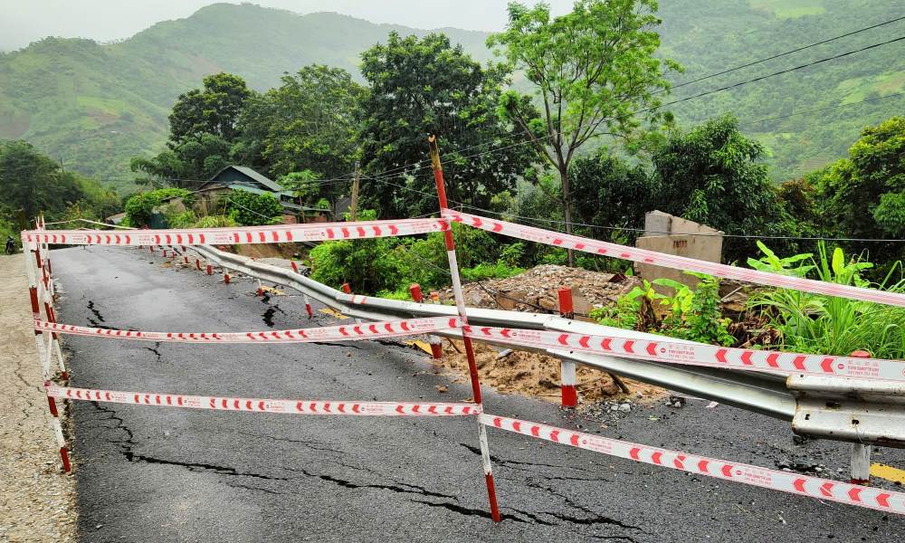 National Highway 15C (through Pu Nhi commune, Muong Lat district, Thanh Hoa) suffered serious landslides. Photo: Minh Hoang