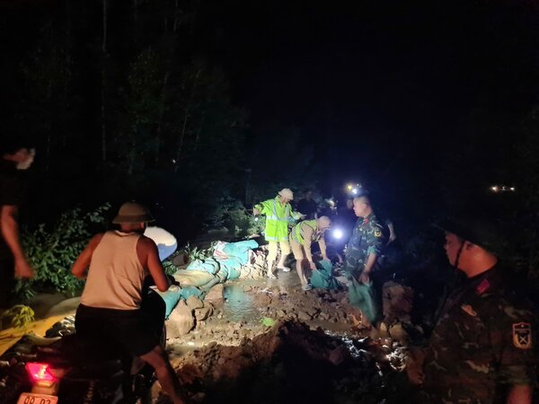 Police coordinated with other forces to build dikes to prevent floods in Bac Giang at night. Photo: Bac Giang Police  
