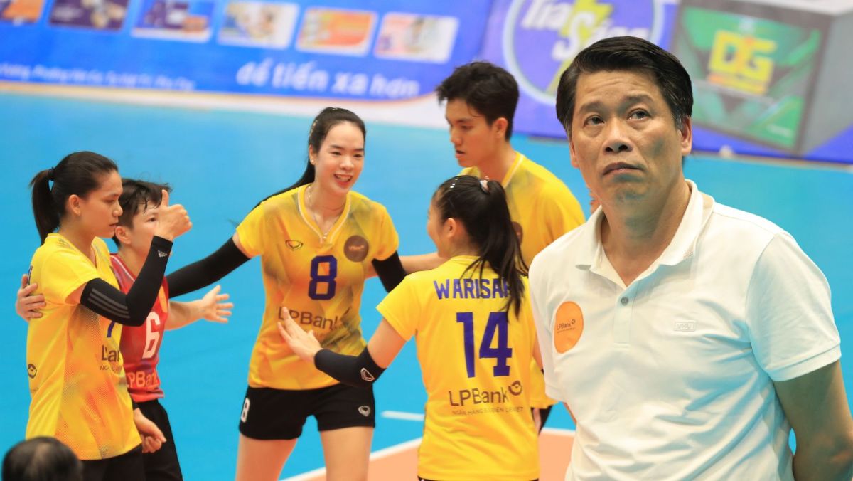 Huấn luyện viên Thái Thanh Tùng và đội LPB Ninh Bình. Ảnh: Hoàng Huê