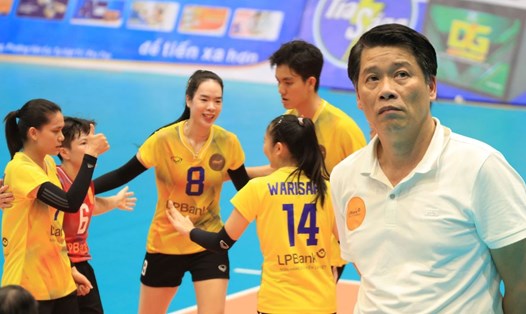 Huấn luyện viên Thái Thanh Tùng và đội LPB Ninh Bình. Ảnh: Hoàng Huê