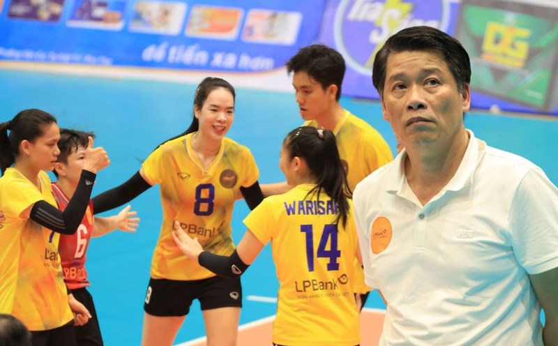 Huấn luyện viên Thái Thanh Tùng và đội LPB Ninh Bình. Ảnh: Hoàng Huê