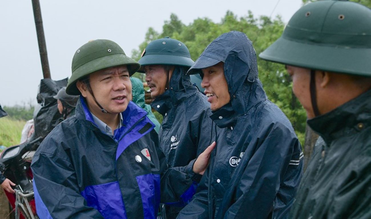 Ông Phạm Quang Ngọc - Chủ tịch UBND tỉnh Ninh Bình động viên các đơn vị trực phòng, chống bão số 3. Ảnh: Trần Lâm
