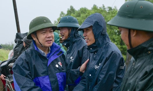 Ông Phạm Quang Ngọc - Chủ tịch UBND tỉnh Ninh Bình động viên các đơn vị trực phòng, chống bão số 3. Ảnh: Trần Lâm