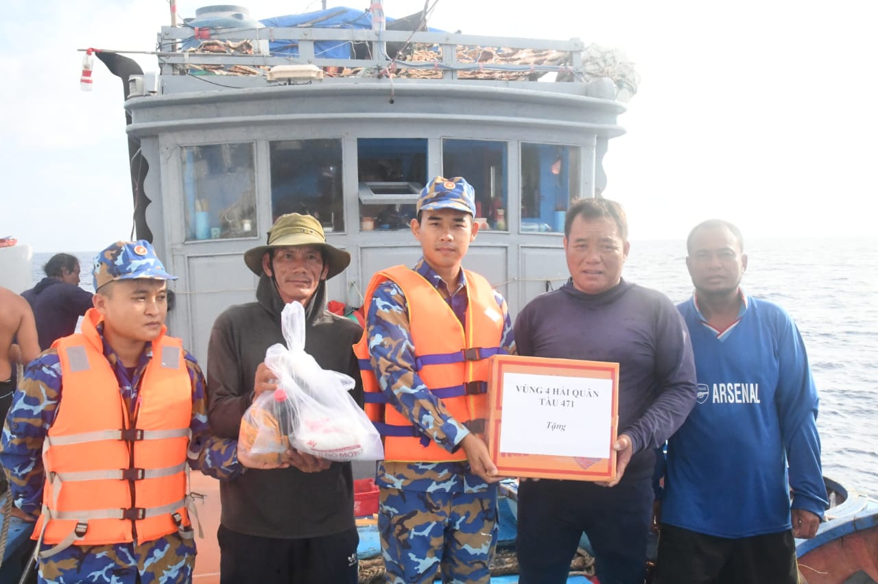 Officers and soldiers of ship 471 provide food and provisions to help Quang Ngai fishermen stay at sea. Photo: Huu Long