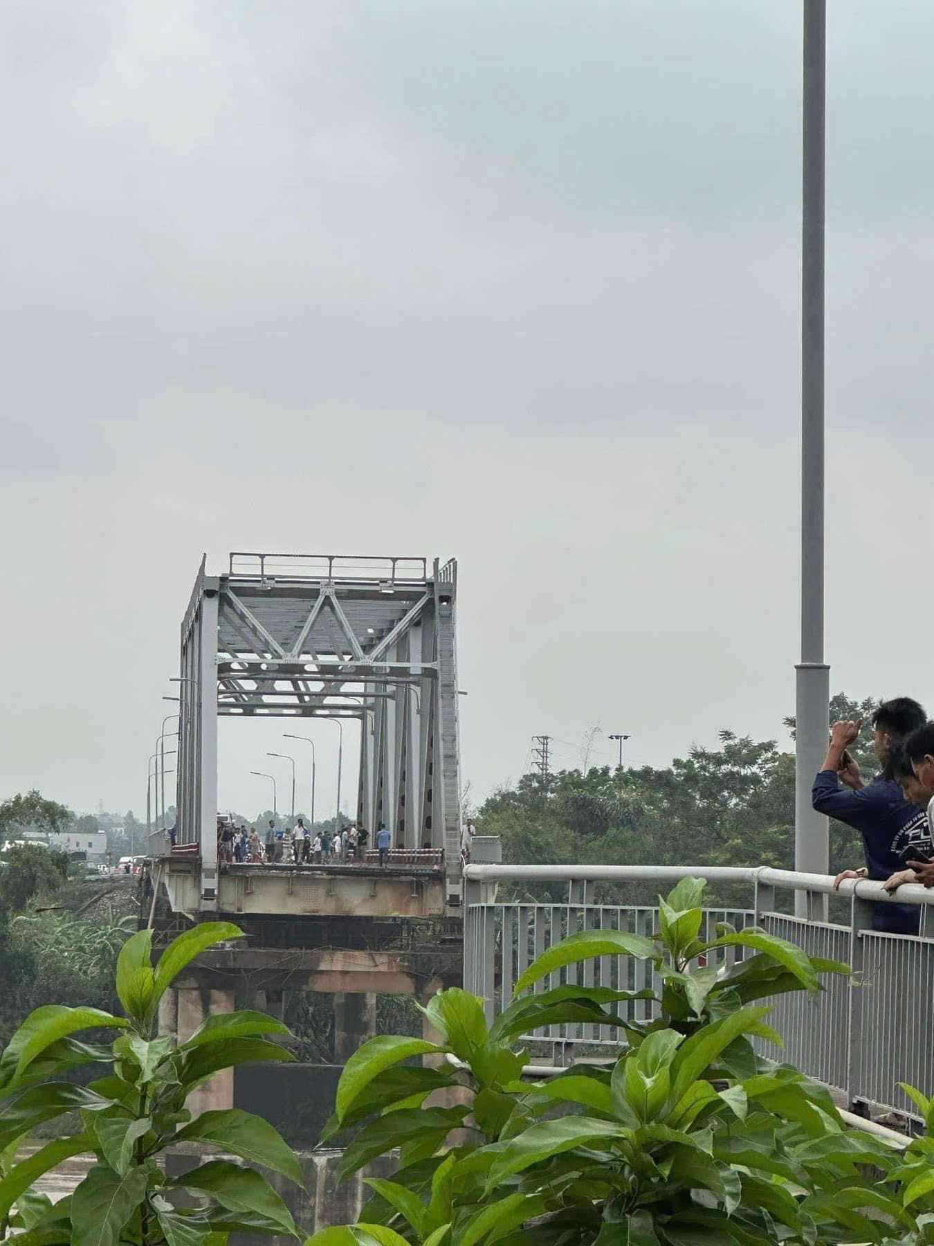 Many people were shocked when the bridge suddenly collapsed into the Red River. Photo: NVCC