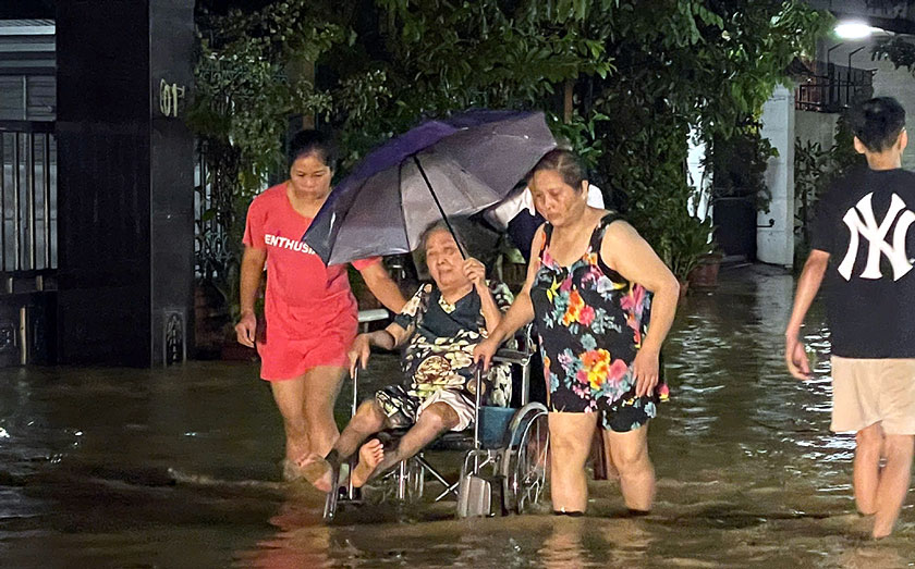 Yen Bai authorities evacuate people from the danger zone. Photo: Provided by the unit