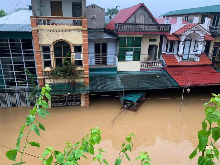 On the morning of September 9, many streets in Yen Bai city were still deeply flooded, people were evacuated to safety. Photo: Thanh Mien