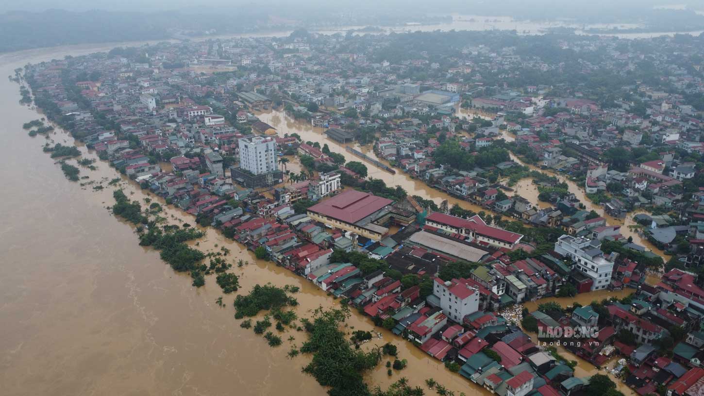 Mr. Nguyen Hong Dang (24 years old, Hong Ha, Yen Bai City) said that at around 11 pm last night, the flood level was not significant, but by around 2 am this morning, many houses had almost the entire first floor flooded. "Currently, traffic is paralyzed, the only way to get into the house is by boat," said Mr. Dang.
