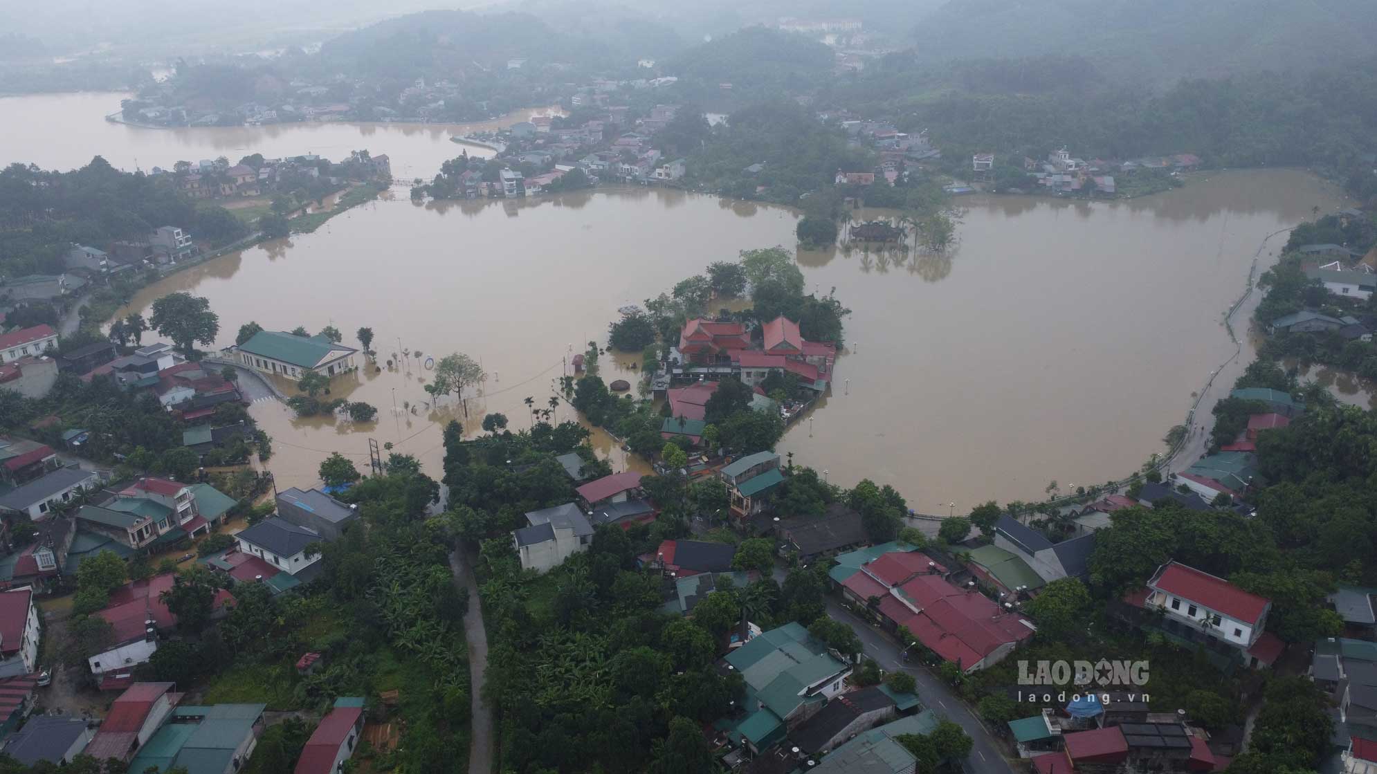 It is forecasted that in the next 6-12 hours, the flood on Thao River will continue to rise; the flood on Thia stream is fluctuating at a high level (depending on the flood discharge regulation of Dong Sung and Van Yen Hydropower Plants).