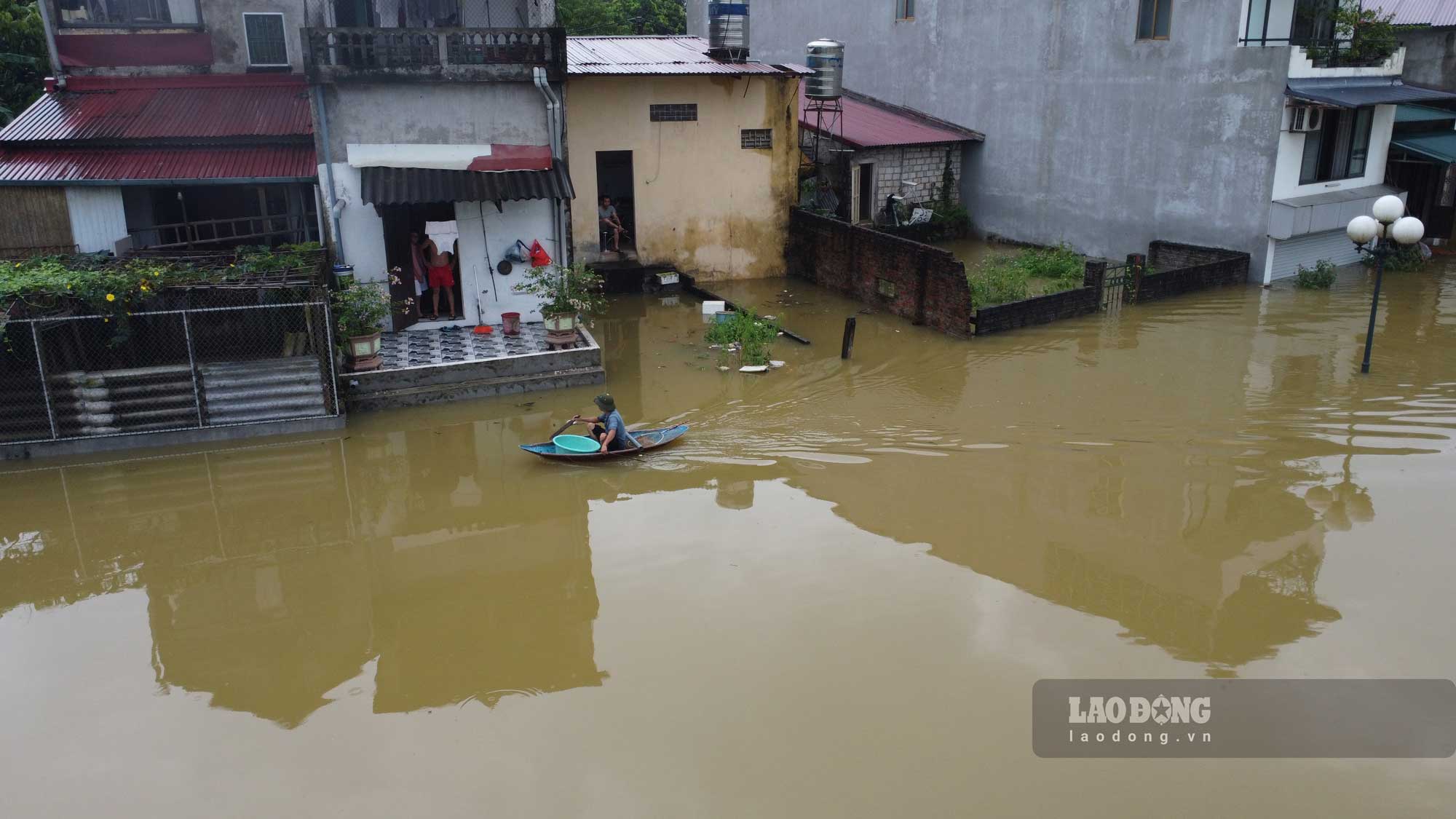People in Nam Cuong ward, Yen Bai city have to travel by boat.