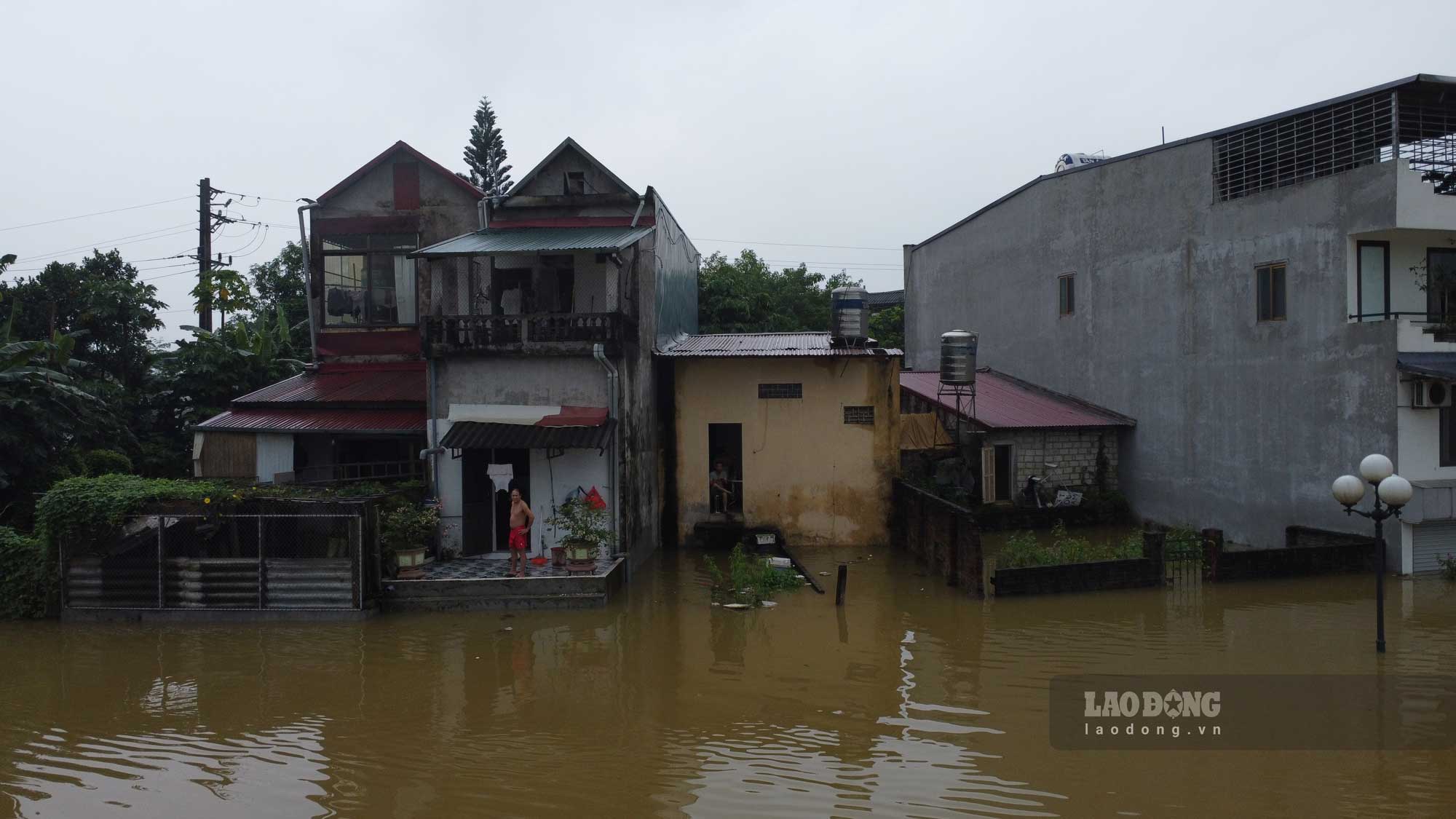 Hundreds of households in Nam Cuong ward had to endure flooding up to almost the entire first floor.