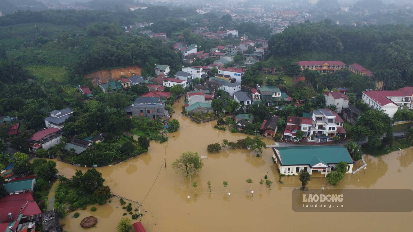 In the next 12-24 hours, the flood on Thao River is likely to peak at 34.10m (on BĐ3: 2.1m), then slowly recede; the flood on Ngoi Thia River continues to fluctuate (depending on the flood discharge regulation of Dong Sung Water Power Plant).