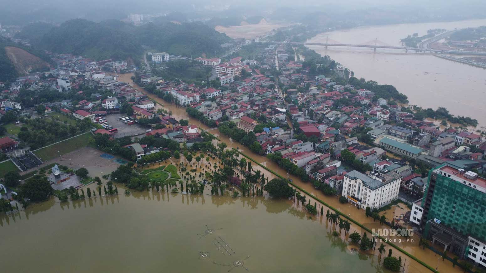 According to Lao Dong on September 9, due to complicated weather conditions, heavy rain caused the Red River to rise, overflowing its banks, flooding many streets in Yen Bai City.
