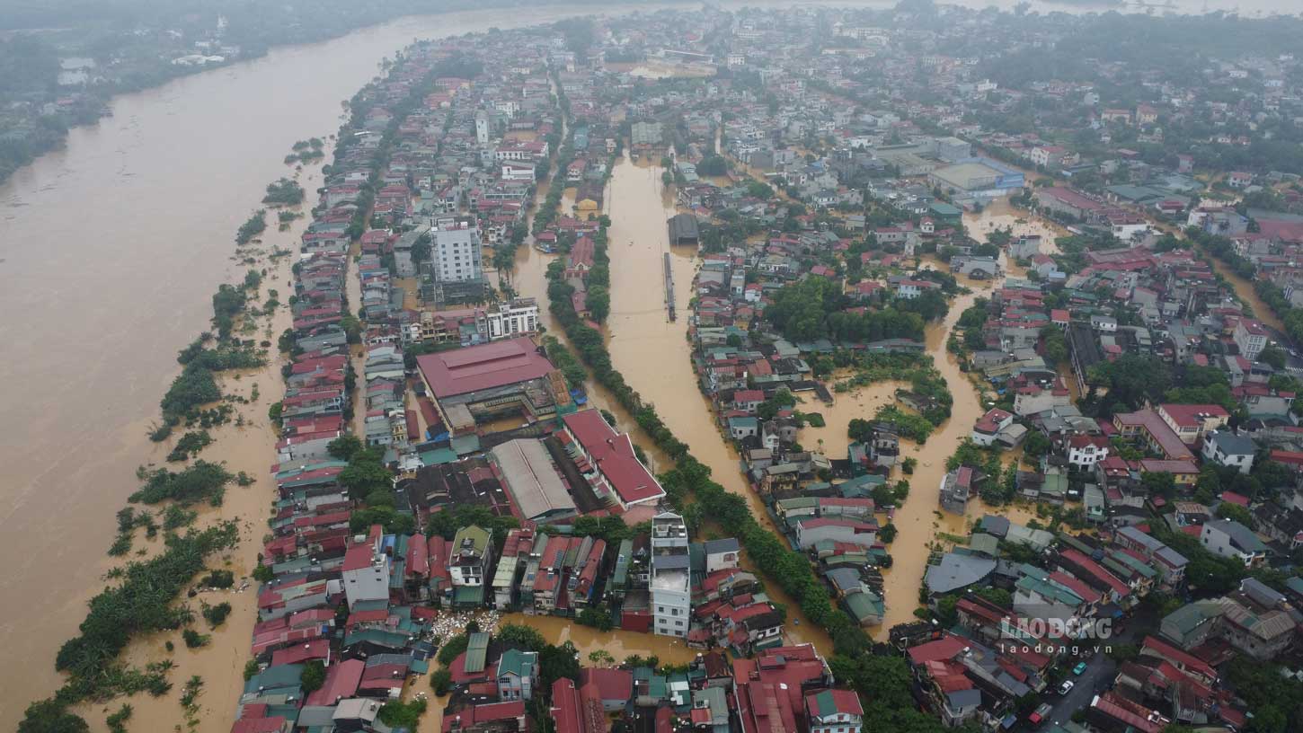 Nhiều tuyến đường tại phường Yên Ninh, TP Yên Bái chìm trong biển nước. Ảnh: Trần Bùi