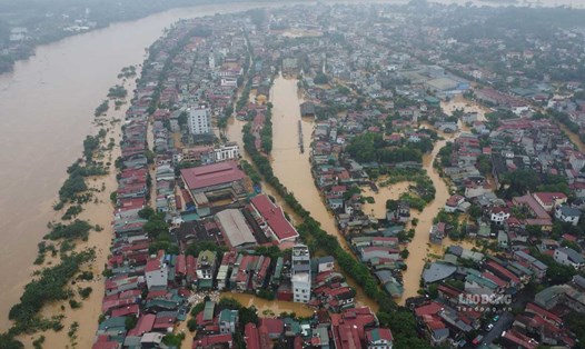 Nhiều tuyến đường tại phường Yên Ninh, TP Yên Bái chìm trong biển nước. Ảnh: Trần Bùi
