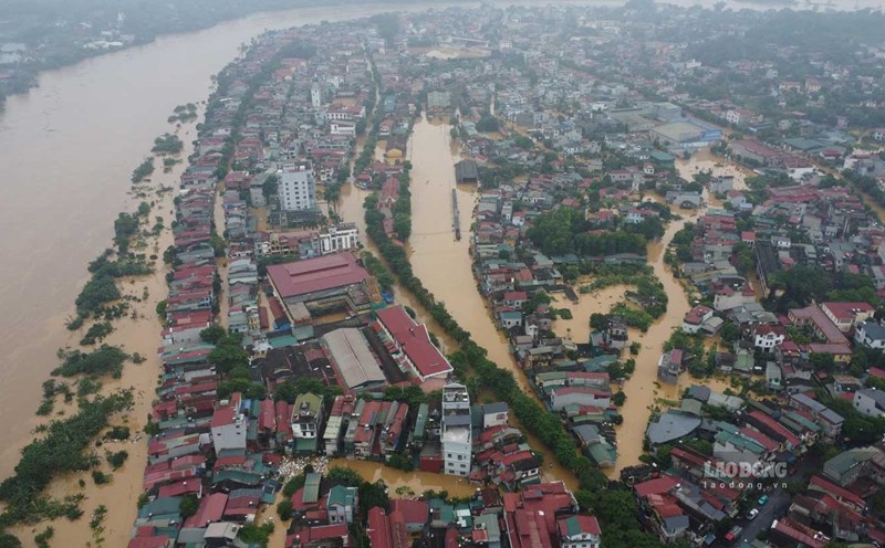 Nhiều tuyến đường tại phường Yên Ninh, TP Yên Bái chìm trong biển nước. Ảnh: Trần Bùi