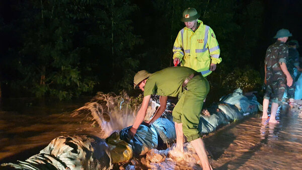 Lực lượng Quân đội, Công an cùng người dân địa phương đắp đê phòng, chống lũ ở Lục Nam, Bắc Giang. Ảnh: Công an Bắc Giang

