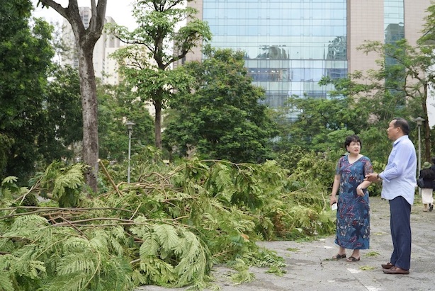 Ms. Tran Thuy Duong, principal of Hanoi - Amsterdam High School for the Gifted, said that to ensure safety, students have switched to online learning. "Due to the pandemic, teachers and students are used to online learning, so this does not affect the quality. We are trying to overcome the consequences of storm No. 3 and hope to welcome students back to school tomorrow," Ms. Duong said. Photo: Van Trang