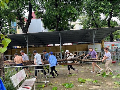 Parents cooperated with the school to cut down broken trees and repair facilities after storm No. 3. Photo: Provided by the school
