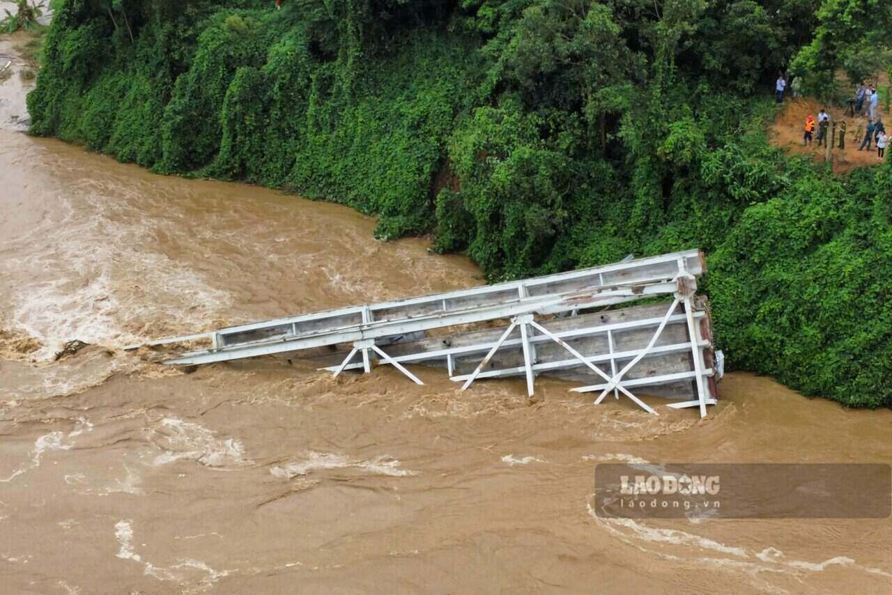 Hiện trường vụ sập cầu Phong Châu ở Phú Thọ. Ảnh: Tô Công