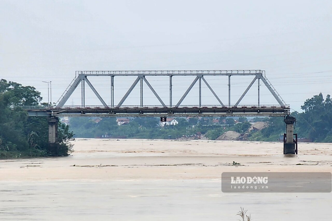 Phong Chau Bridge is a bridge across the Red River on National Highway 32C, located at Km 18+300 National Highway 32C, connecting Phung Nguyen Commune, Lam Thao District with Van Xuan Commune, Tam Nong District. The bridge was built using old technology with a steel truss structure, with a length of 375.36m. The project was inaugurated on July 28, 1995. Photo: To Cong