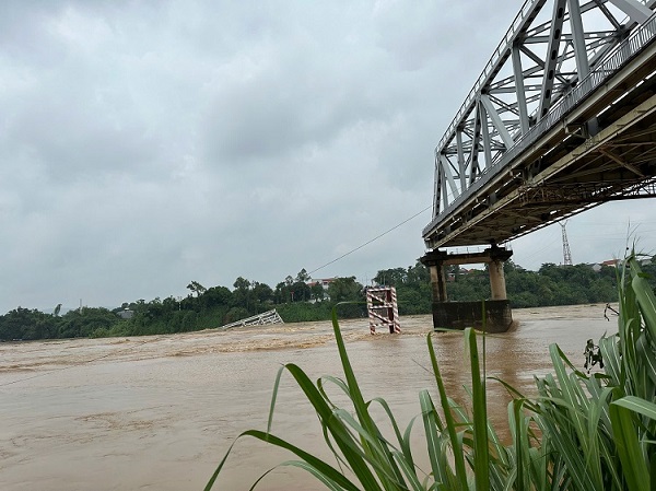 Hiện trường cầu Phong Châu, tỉnh Phú Thọ bị sập. Ảnh: Cơ quan Công an cung cấp