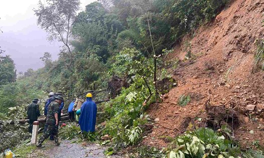 Lực lượng chức năng đang trên đường tiếp cận chiếc xe khách mắc kẹt trong sạt lở. Ảnh: Kim Dung.