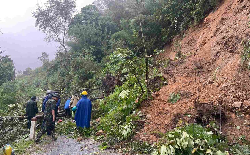 Lực lượng chức năng đang trên đường tiếp cận chiếc xe khách mắc kẹt trong sạt lở. Ảnh: Kim Dung.