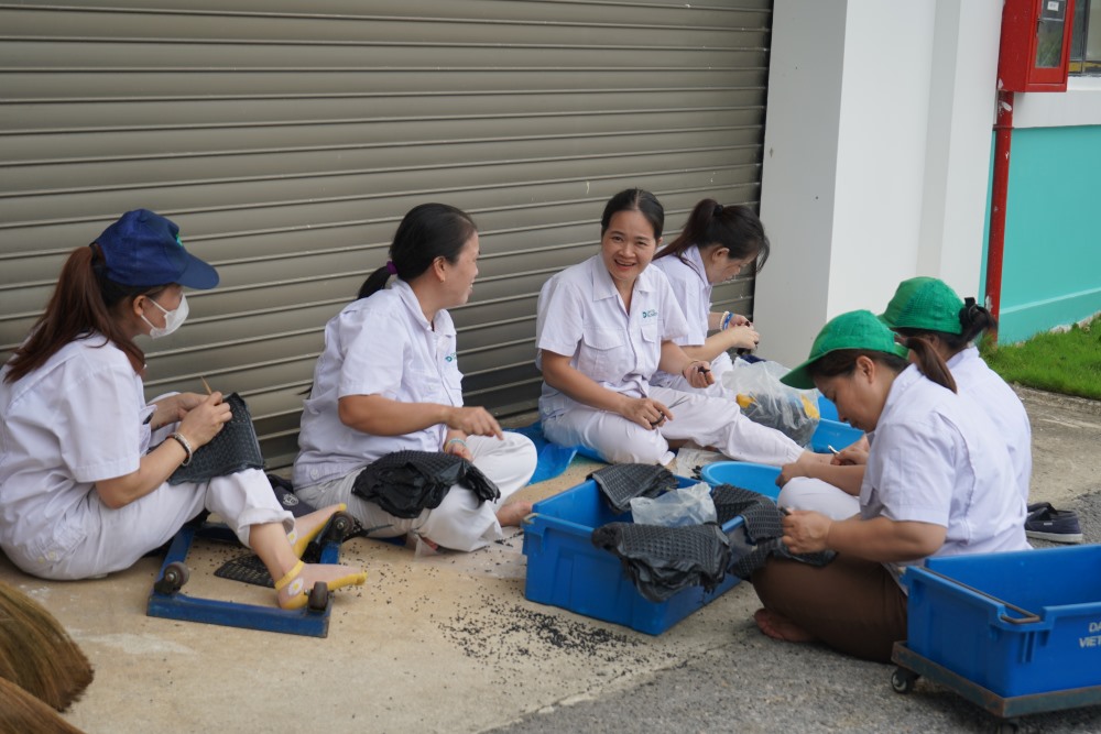 Trong sáng nay, nhiều công nhân phải làm việc ở hành lang nhà xưởng. Công ty cũng đang phải cho 1 bộ phận khoảng 60 công nhân nghỉ trong vòng 2 tuần trong thời gian khắc phục hậu quả bão số 3. 