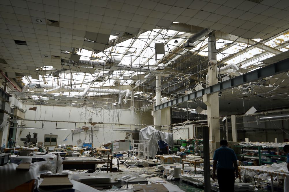 Nhà xưởng Công ty Vina Bigo ở Hải Phòng tan tành sau bão. Ảnh: Mai Dung