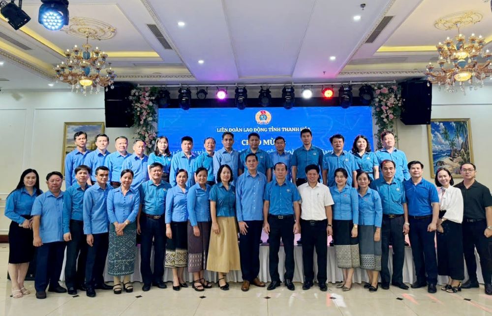 Conference delegates take souvenir photos. Photo: Ngoc Tuan