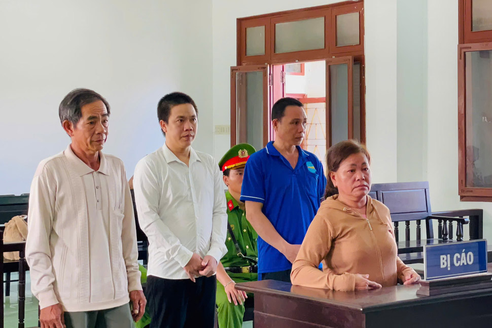 4 bị cáo tại TAND tỉnh Phú Yên (Nam áo trắng, Truyền áo xanh). Ảnh: Thế Minh
