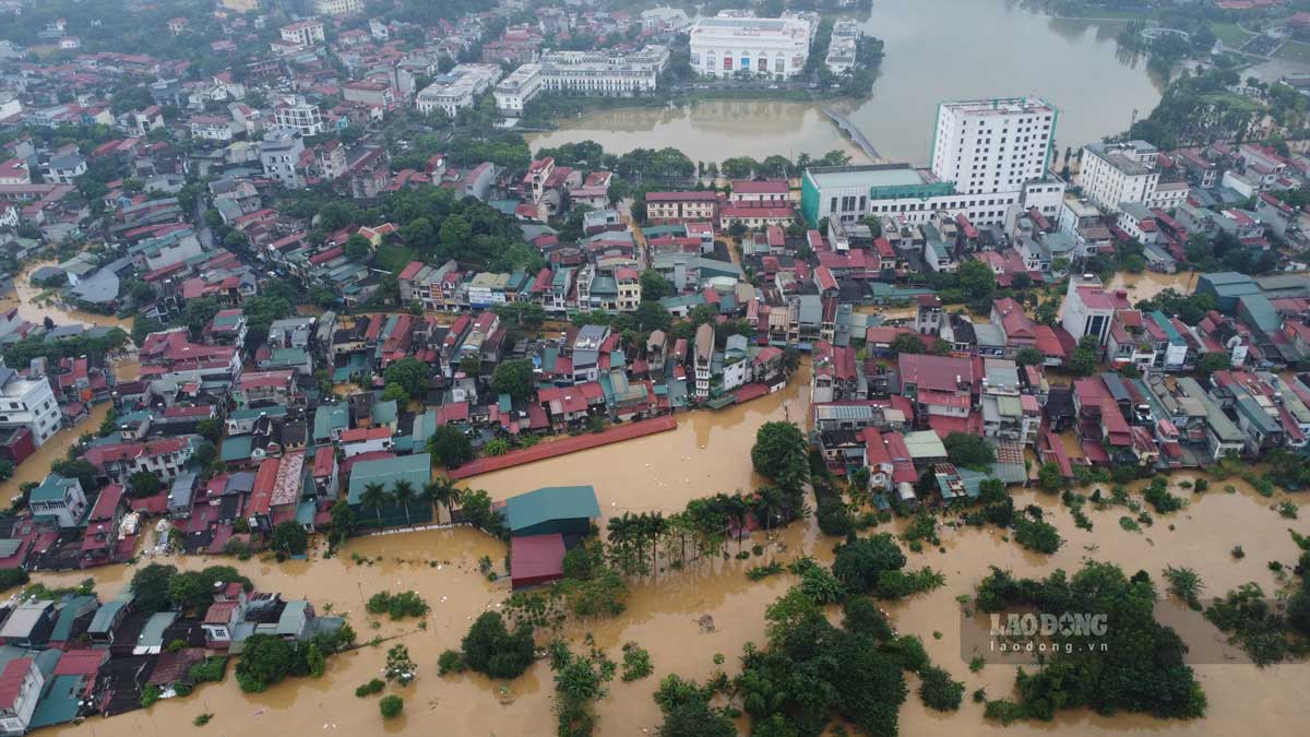 Do ảnh hưởng mưa lớn, mực nước sông Hồng dâng cao, nhiều khu vực trên địa bàn TP Yên Bái chìm sâu trong biển nước. Ảnh: Trần Bùi