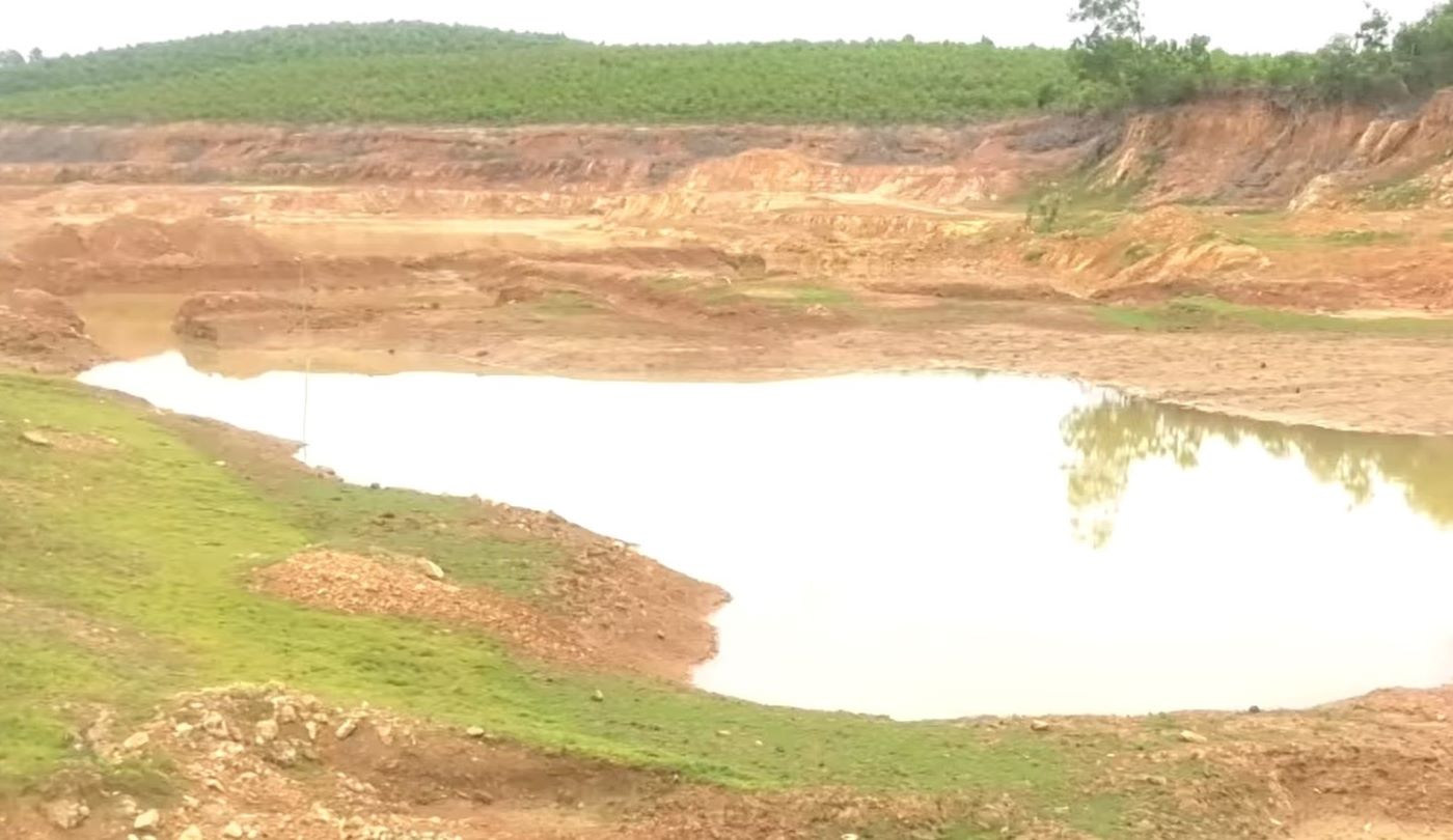 Doanh nghiệp nạo vét, lấy đất ở lòng hồ nham nhở. Ảnh: H.Nguyên.