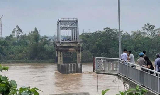 Sập cầu Phong Châu ở Phú Thọ. Ảnh: Người dân cung cấp