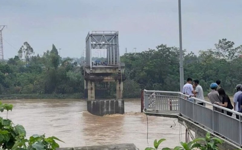Sập cầu Phong Châu ở Phú Thọ. Ảnh: Người dân cung cấp