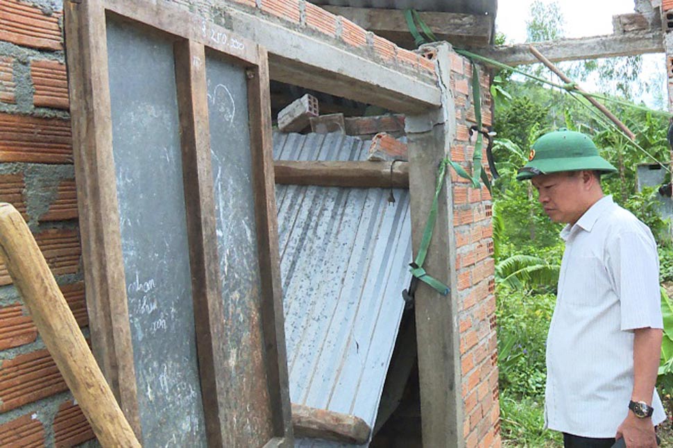 Lãnh đạo UBND huyện Tây Sơn (Bình Định) kiểm tra căn nhà bị đổ sập do dông lốc. Ảnh: UBND xã Vĩnh An 
