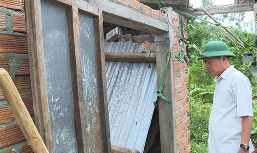 Lãnh đạo UBND huyện Tây Sơn (Bình Định) kiểm tra căn nhà bị đổ sập do dông lốc. Ảnh: UBND xã Vĩnh An