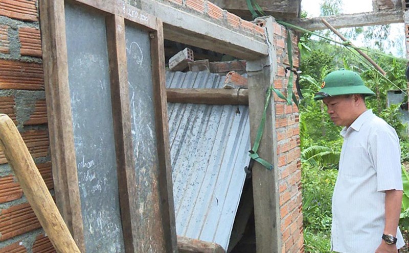 Lãnh đạo UBND huyện Tây Sơn (Bình Định) kiểm tra căn nhà bị đổ sập do dông lốc. Ảnh: UBND xã Vĩnh An