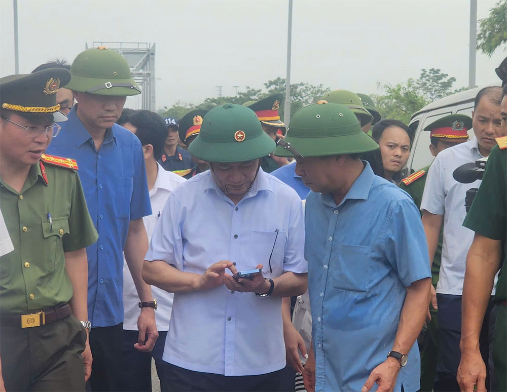 Phó Thủ tướng Chính phủ Hồ Đức Phớc (áo xanh nhạt) trực tiếp có mặt tại hiện trường vụ sập cầu Phong Châu. Ảnh: Tô Công