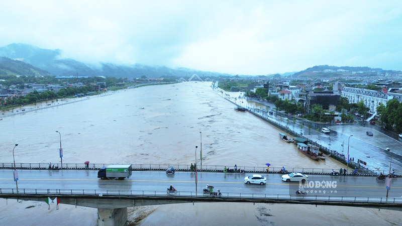 The Red River water surges as it flows through Lao Cai. Photo: Dinh Dai