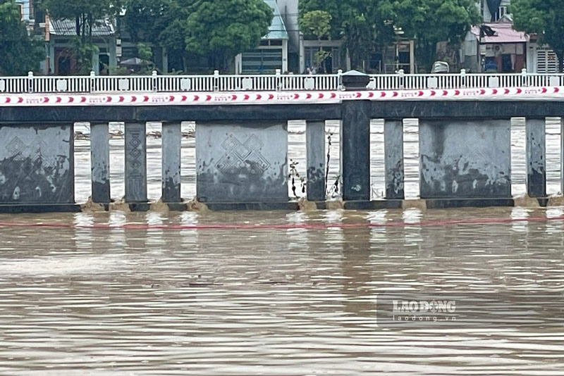 Tại chân cầu Phố Mới (Lào Cai), nước dâng cao tràn qua bờ kè sông Hồng. Ảnh: Đinh Đại