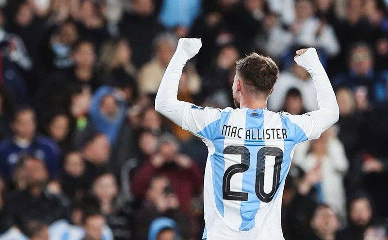 Alexis Mac Allister gặp đôi chút vấn đề chấn thương trong chiến thắng của Argentina trước Chile.  Ảnh: LFC
