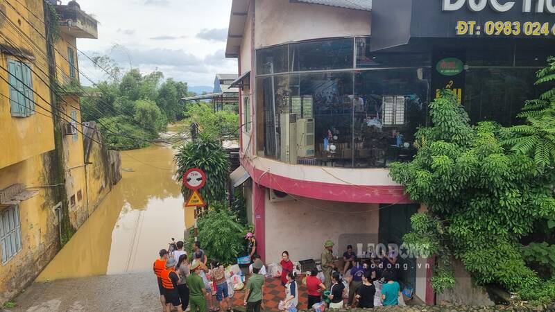 Many people wait for food supplies. Photo: Lam Thanh