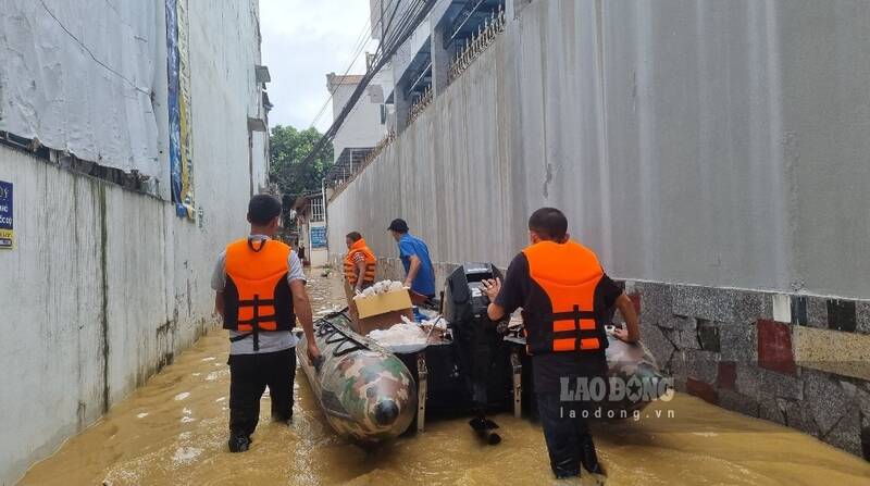 Authorities deploy to support people. Photo: Lam Thanh