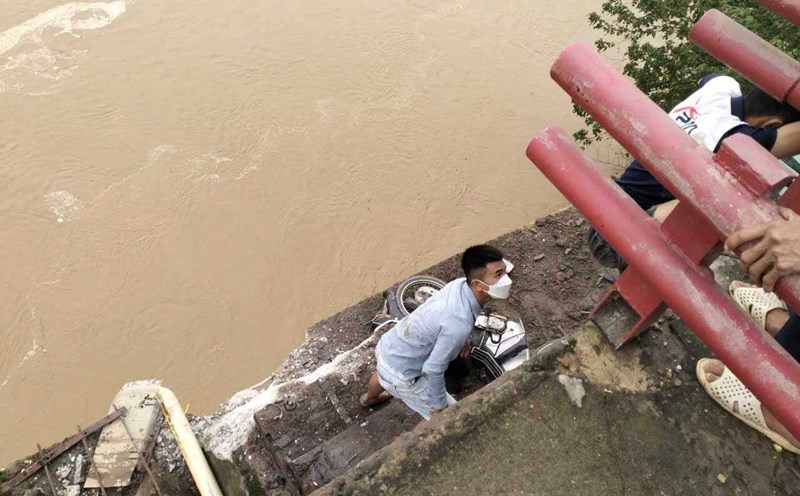 Còn nhiều người mất tích chưa được tìm thấy trong vụ sập cầu Phong Châu. Ảnh: Người dân cung cấp.
